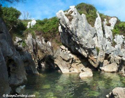 ساحلی در میان کوهها ساحلی در میان کوهها