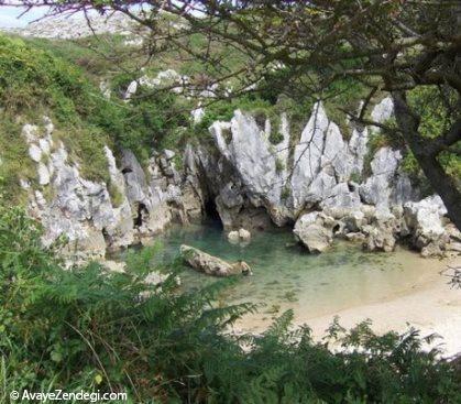 ساحلی در میان کوهها ساحلی در میان کوهها