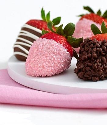 تزئین فوق العاده برای توت فرنگی های وسوسه انگیز تزئین فوق العاده برای توت فرنگی های وسوسه انگیز