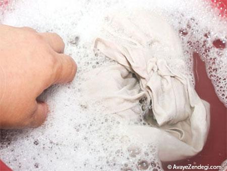 اشتباهاتی که در هنگام شستن لباس ها با دست